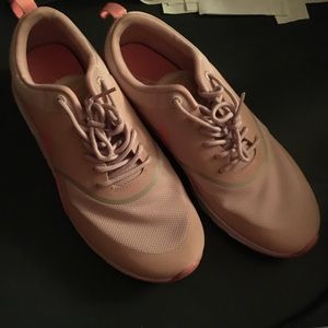 Nike size 9 women’s shoes tennis running